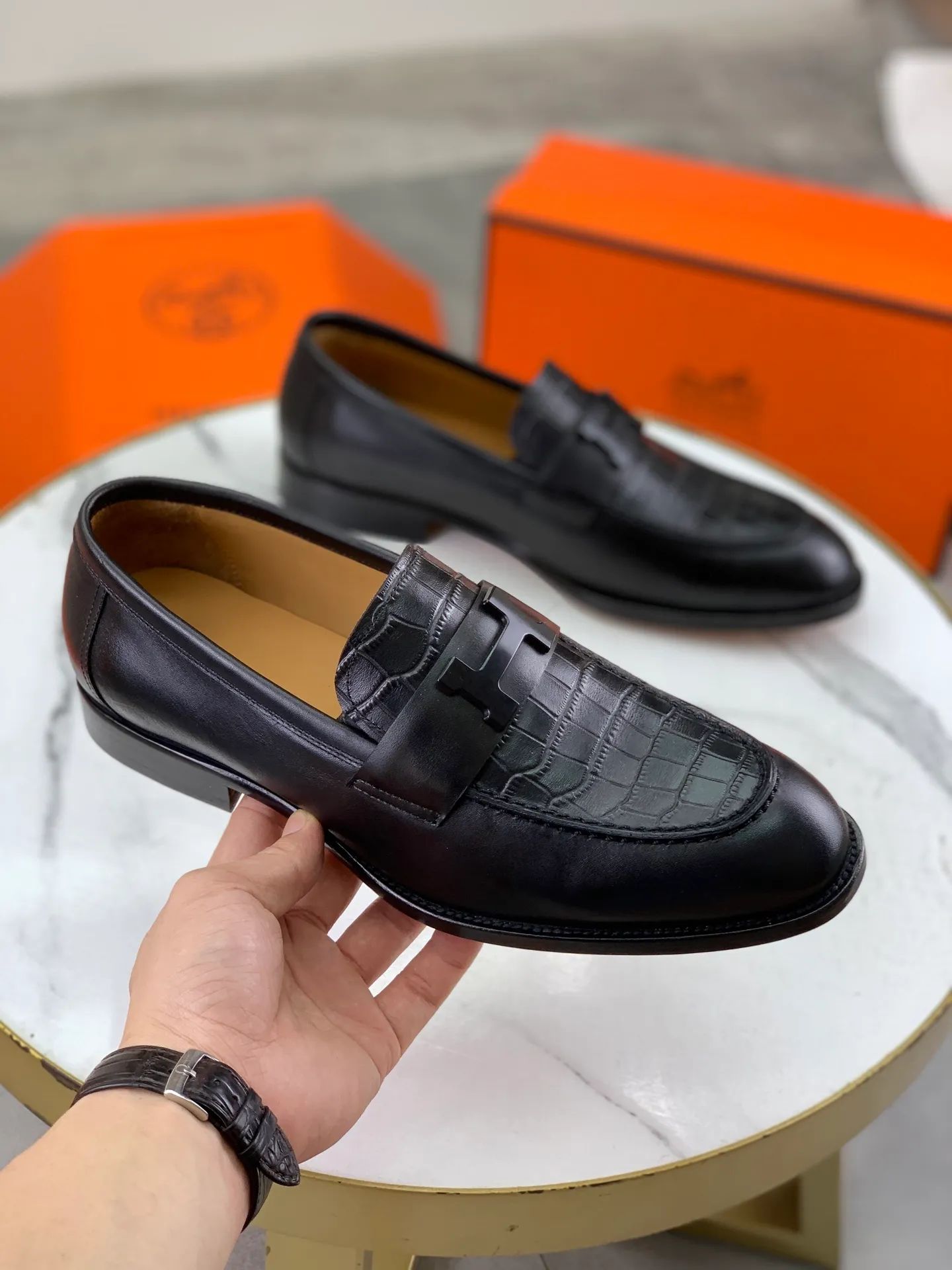 Factory price P980 💰💎💎💎 Original genuine leather outsole Brand: Hermès Grade: Same as the official website Original quality materials: Original soft calfskin Water-dyed cowhide lining Original Italian genuine leather outsole Style categories: Men's fashion Formal casual leather shoes Slip-on men's shoes series Young fashion European and American trends British style Code number: 39-45 (38.46 can be customized)